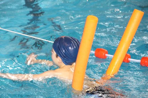 Kind schwimmt beim Sport